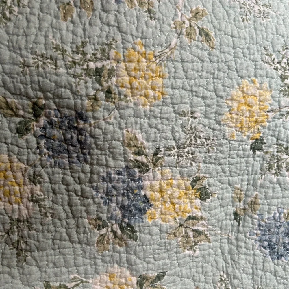 Laura Ashley Full/Queen VINTAGE Classic Floral Quilt